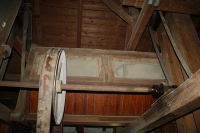 Blaumehlzylinder unter de Dach der Mühle
