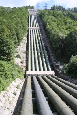 Rohre zum Walchenseekraftwerk am Ufer des Kochelsee